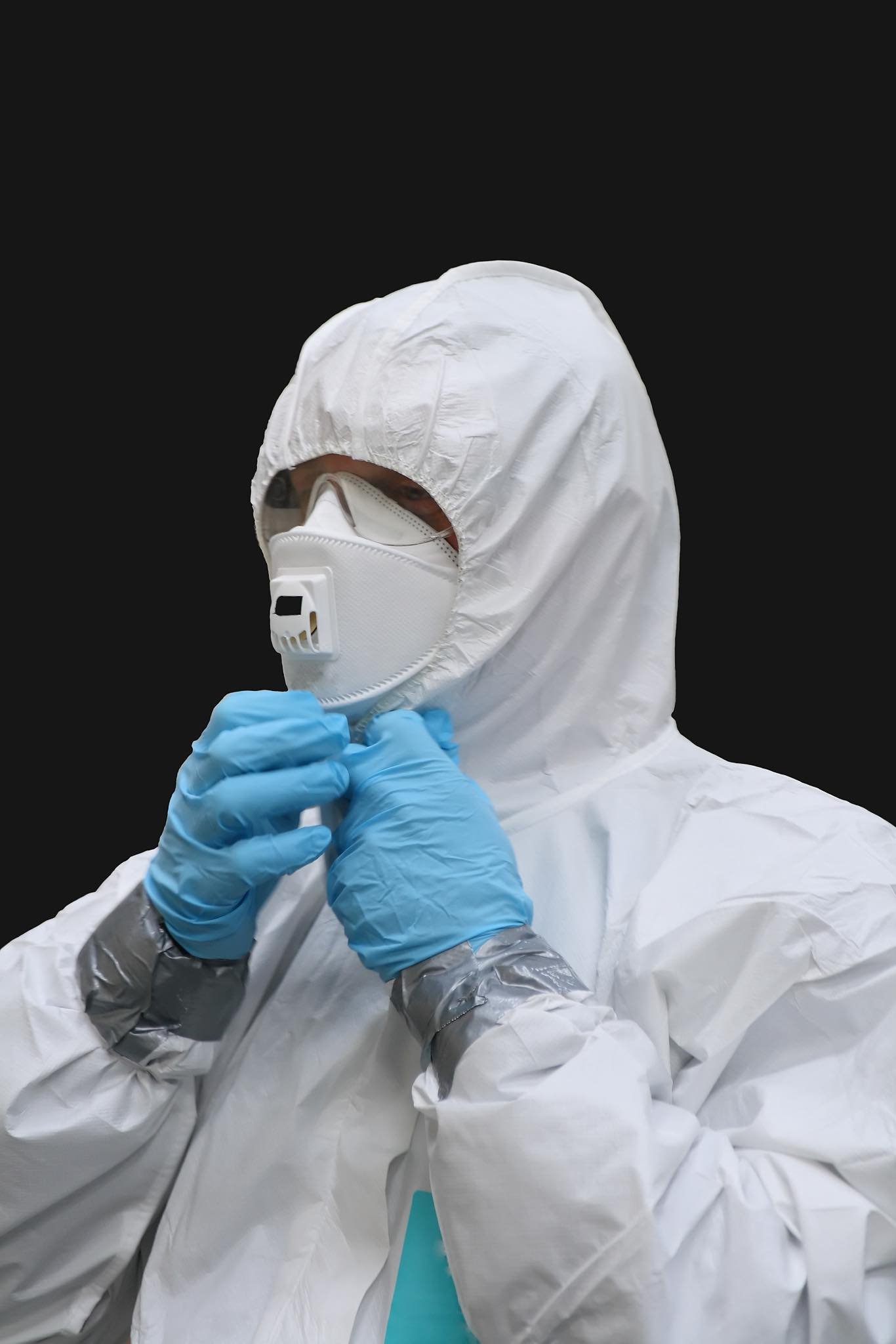 Technicien Nettoyage Après Décès Paris ajustant son équipement de protection avant intervention